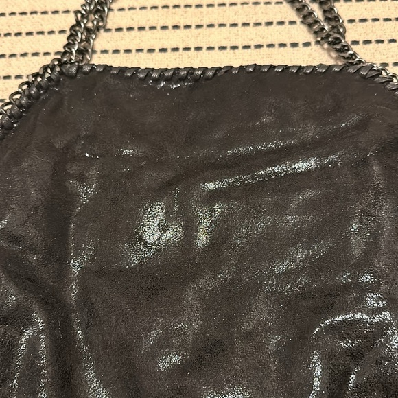 NWOT Vegan Shiny Leather and Gun Metal Chain Hand Bag - Picture 2 of 6